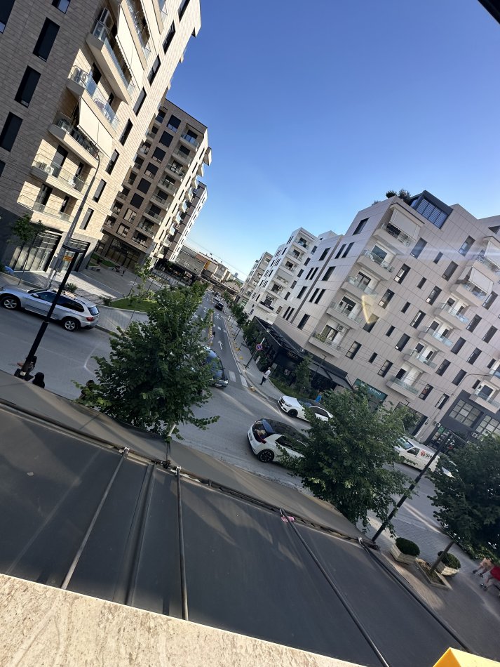 Tirane, jepet me qera zyre Kati 1, 40 m² 400 € (Porcelan , Perball Uet tek Gotech)