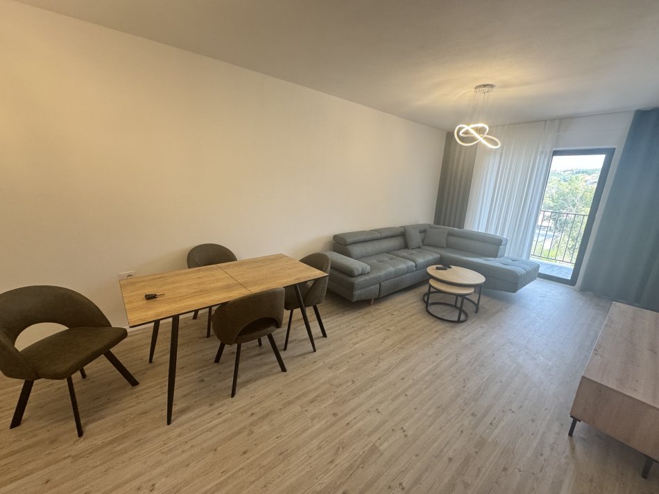 Tirane, jepet me qera apartament 1+1+Ballkon Kati 5, 94 m² 370 € (Kombinat te njesia bashkiake)