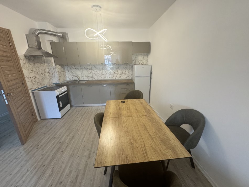 Tirane, jepet me qera apartament 1+1+Ballkon Kati 5, 94 m² 370 € (Kombinat te njesia bashkiake)