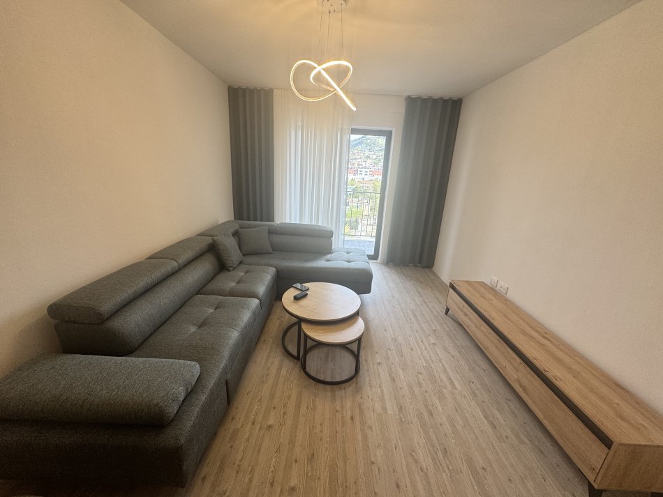 Tirane, jepet me qera apartament 1+1+Ballkon Kati 5, 94 m² 370 € (Kombinat te njesia bashkiake)