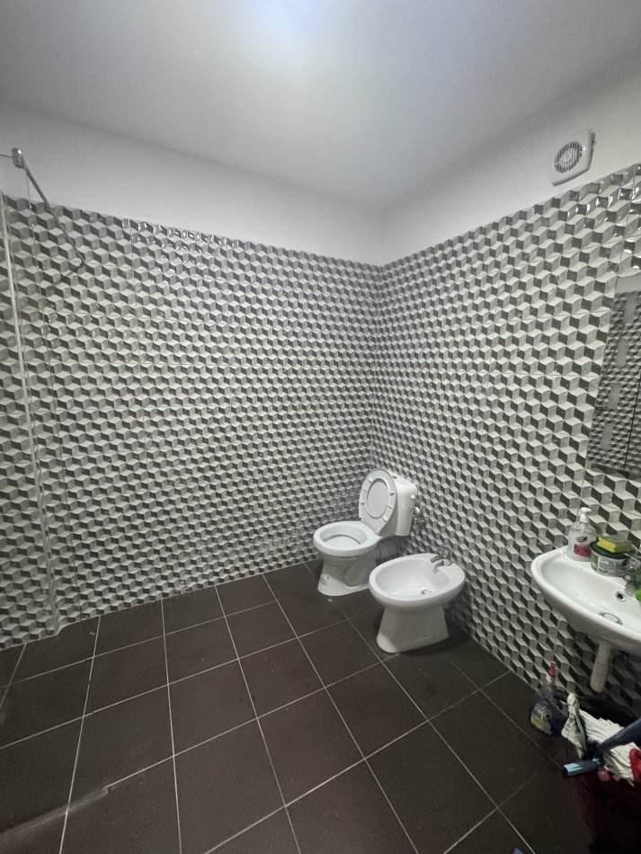 Tirane, jepet me qera apartament 1+1+Ballkon Kati 5, 94 m² 370 € (Kombinat te njesia bashkiake)