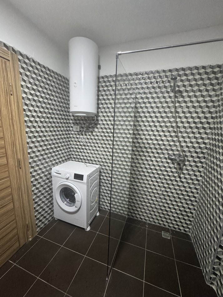 Tirane, jepet me qera apartament 1+1+Ballkon Kati 5, 94 m² 370 € (Kombinat te njesia bashkiake)