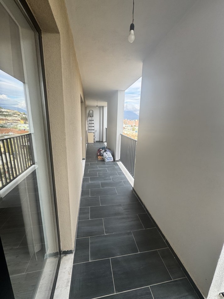 Tirane, jepet me qera apartament 1+1+Ballkon Kati 5, 94 m² 370 € (Kombinat te njesia bashkiake)