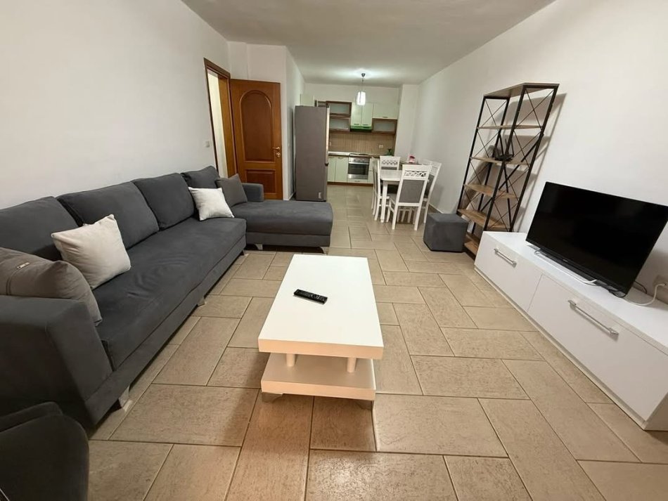 Tirane, jepet me qera apartament 2+1 , 650 € (Sheshi Willson!)