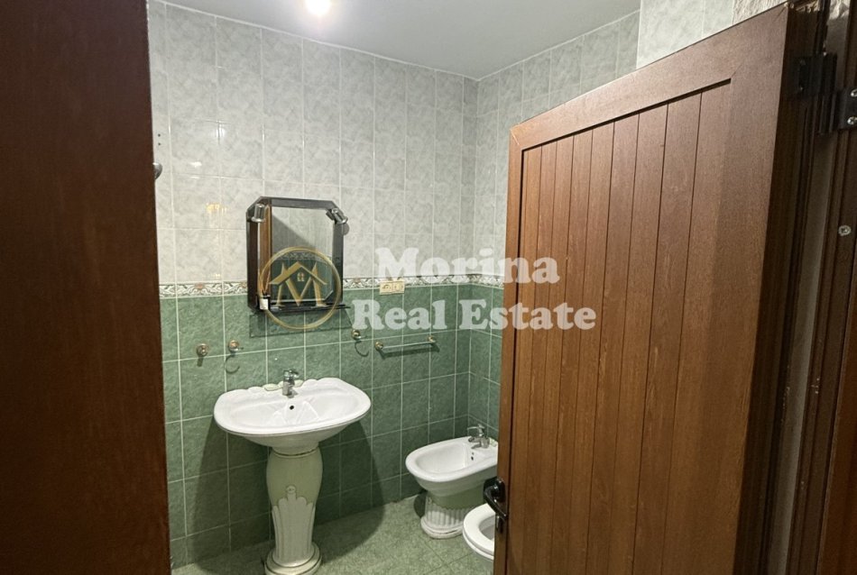 Tirane, jepet me qera apartament 2+1 Kati 4, 100 m² 600 € (Komuna Parisit)
