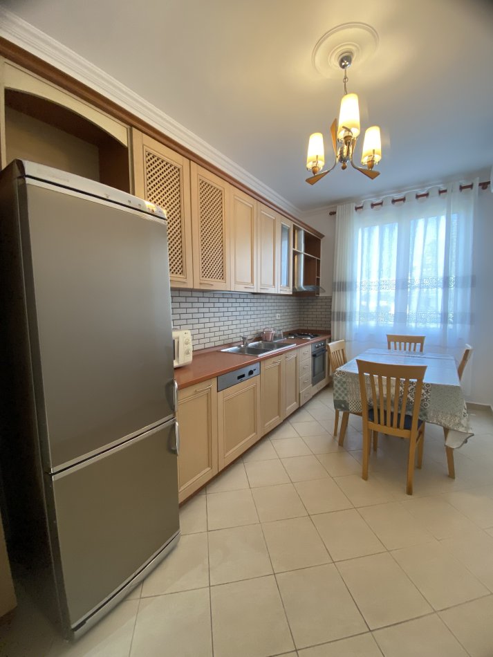 Tirane, jepet me qera apartament 1+1+Aneks+Ballkon Kati 8, 95 m² 650 € (Rruga Sami Frasheri)