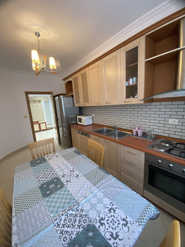 Tirane, jepet me qera apartament 1+1+Aneks+Ballkon Kati 8, 95 m² 650 € (Rruga Sami Frasheri)