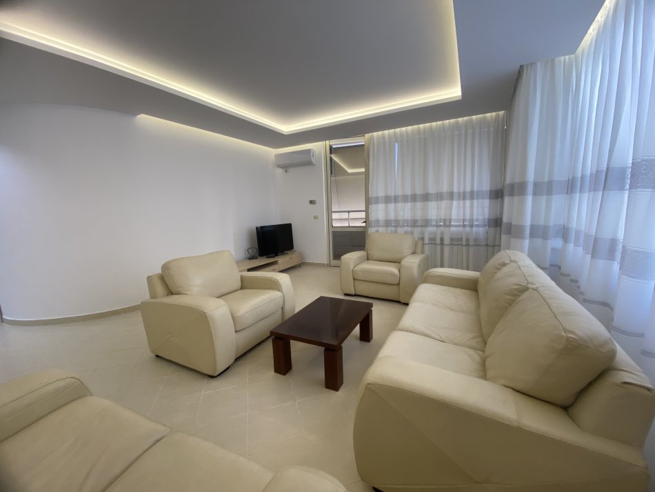 Tirane, jepet me qera apartament 1+1+Aneks+Ballkon Kati 8, 95 m² 650 € (Rruga Sami Frasheri)