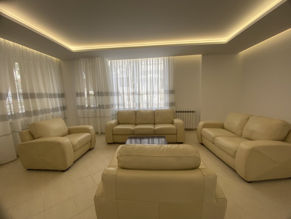 Tirane, jepet me qera apartament 1+1+Aneks+Ballkon Kati 8, 95 m² 650 € (Rruga Sami Frasheri)