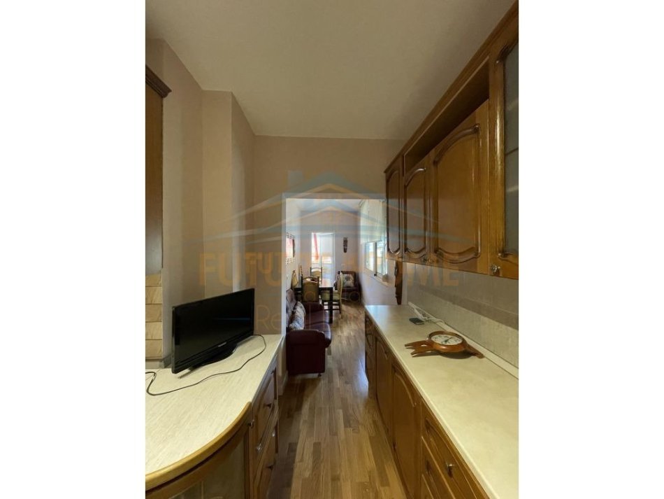Tirane, shitet apartament 2+1+Ballkon Kati 6, 150 m² 400.000 € (Shallvaret)