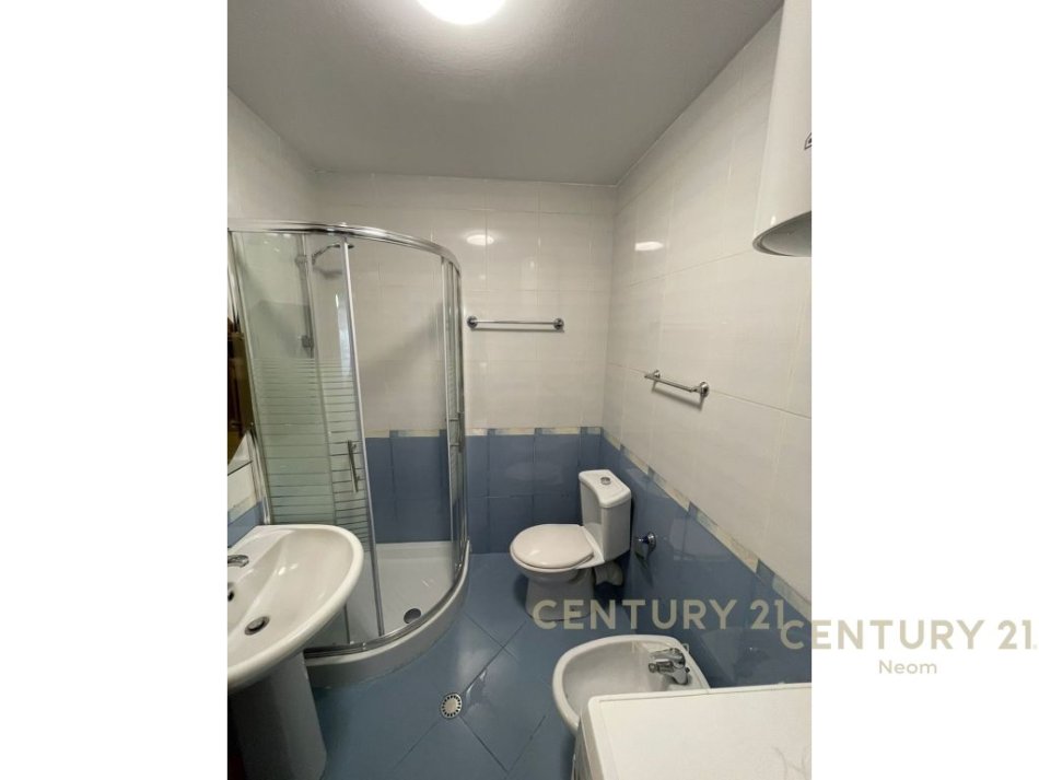 QIRA, APARTAMENT 1+1, LIQENI I THATE!