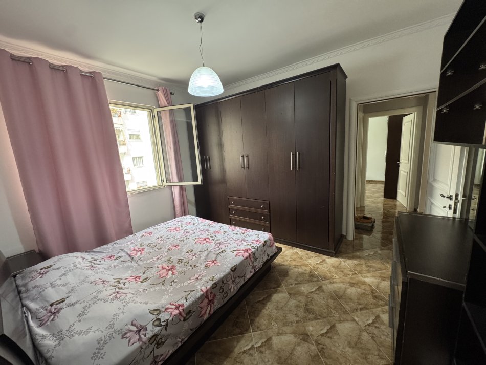 Tirane, jepet me qera apartament 2+1 , 110 m² 550 € (Astor)