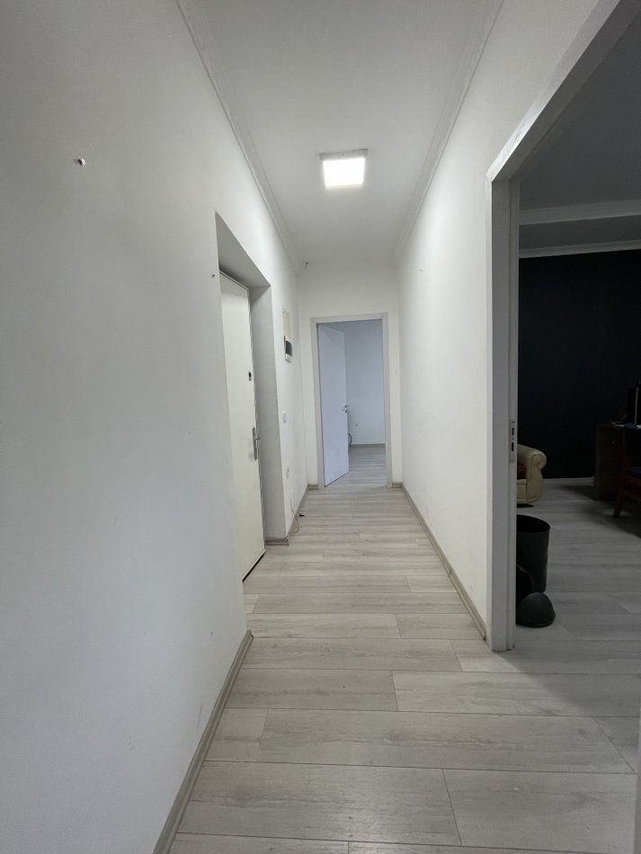 Tirane, jepet me qera zyre Kati 1, 75 m² 600 € (BLLOKU)