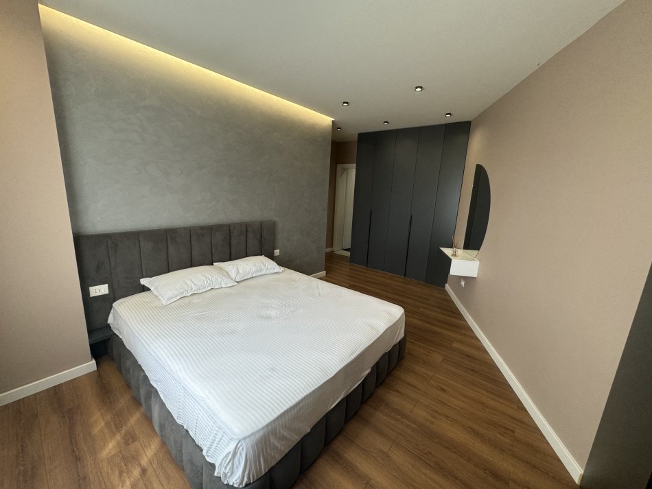 Tirane, shitet apartament 2+1+Aneks+Ballkon Kati 3, 126 m² 148.000 € (rruga kastriotet , pallatet e verdha , spitali hygeia)