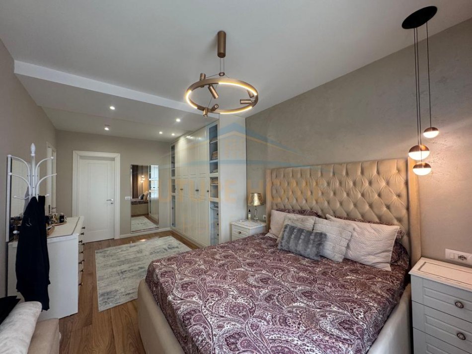 Shqiperi, shitet apartament 3+1+2+2poste Kati 4, 131 m² 290000 € (Fusha e Aviacionit)