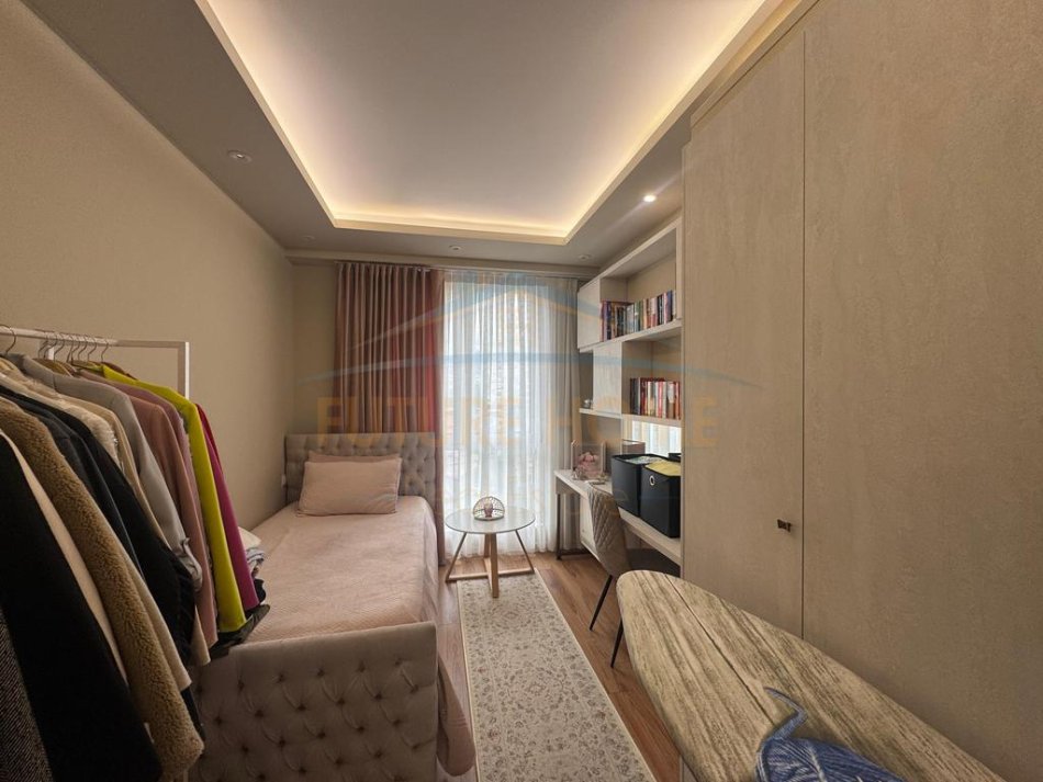 Shqiperi, shitet apartament 3+1+2+2poste Kati 4, 131 m² 290000 € (Fusha e Aviacionit)