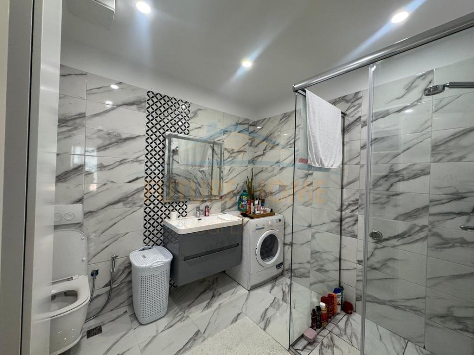 Shqiperi, shitet apartament 3+1+2+2poste Kati 4, 131 m² 290000 € (Fusha e Aviacionit)