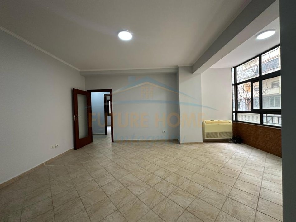 Tirane, shitet apartament 3+1+Ballkon Kati 1, 145 m² 295.000 € (Komuna e Parisit)