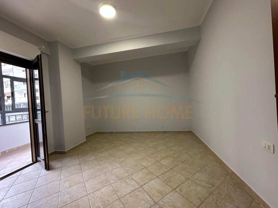 Tirane, shitet apartament 3+1+Ballkon Kati 1, 145 m² 295.000 € (Komuna e Parisit)