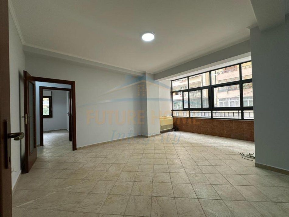 Tirane, shitet apartament 3+1+Ballkon Kati 1, 145 m² 295.000 € (Komuna e Parisit)