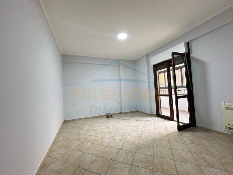Tirane, shitet apartament 3+1+Ballkon Kati 1, 145 m² 295.000 € (Komuna e Parisit)