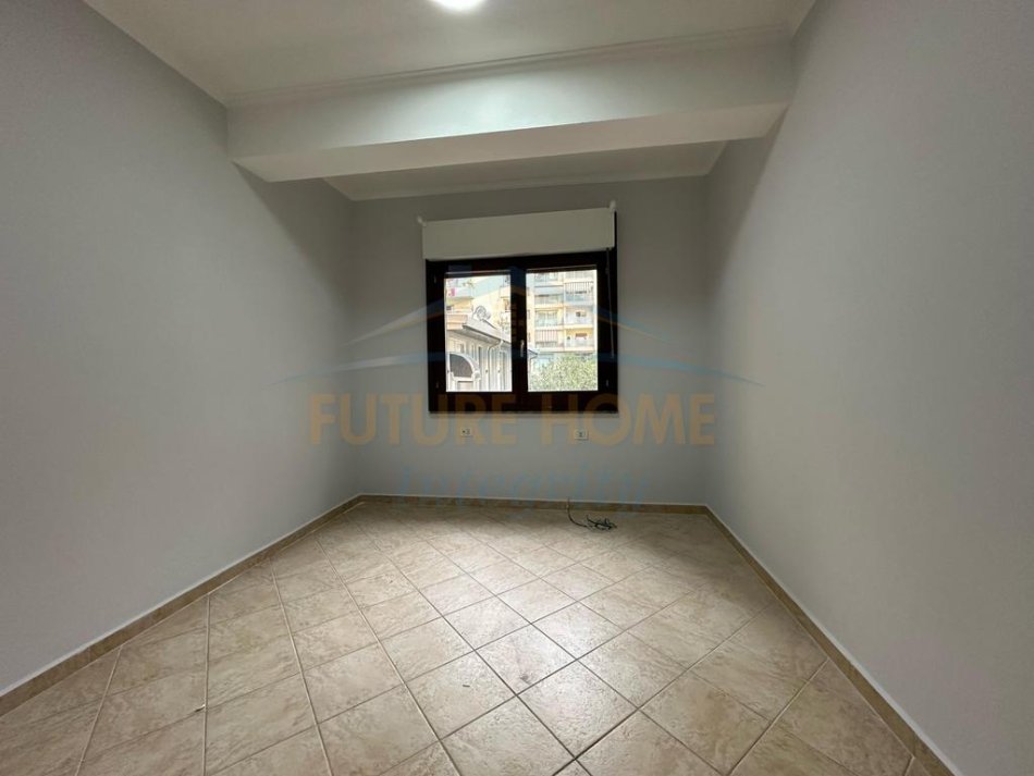Tirane, shitet apartament 3+1+Ballkon Kati 1, 145 m² 295.000 € (Komuna e Parisit)
