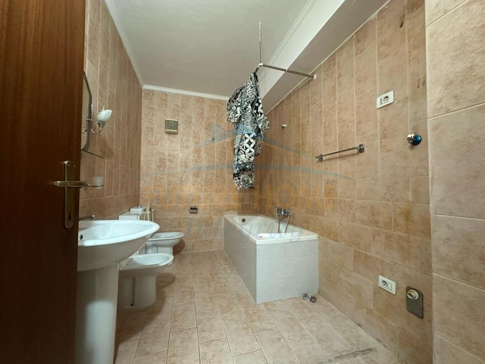 Tirane, shitet apartament 3+1+Ballkon Kati 1, 145 m² 295.000 € (Komuna e Parisit)