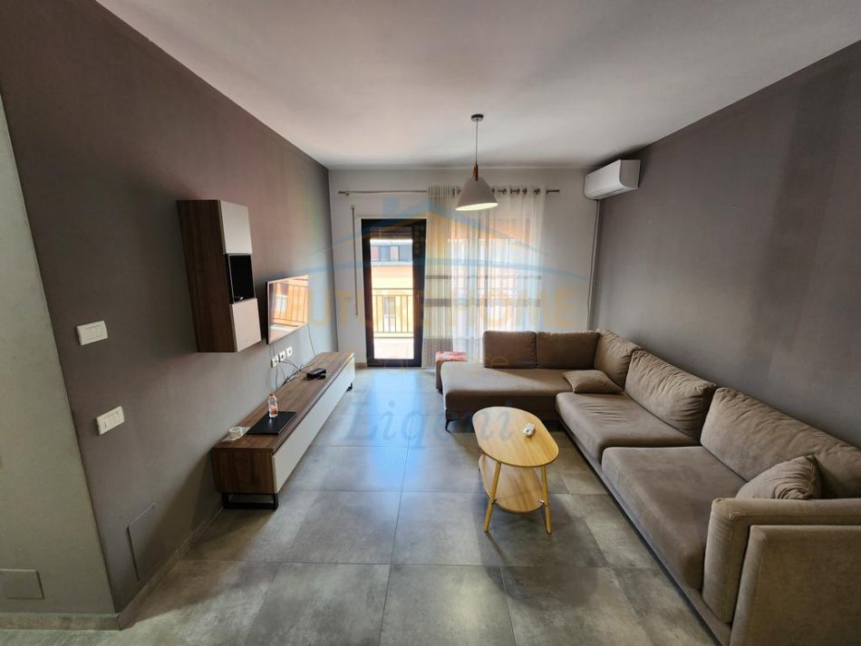 Tirane, jepet me qera apartament 2+1 Kati 6, 92 m² 620 € (Unaza e Re)