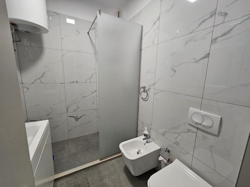 Tirane, jepet me qera apartament 1+1 , 550 € (Don Bosko)