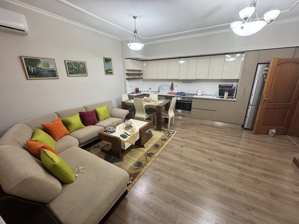 Tirane, jepet me qera apartament 2+1+Ballkon Kati 5, 75 m² 550 € (Rr. Foto Janku pas ish hipotekes, Don Bosko)