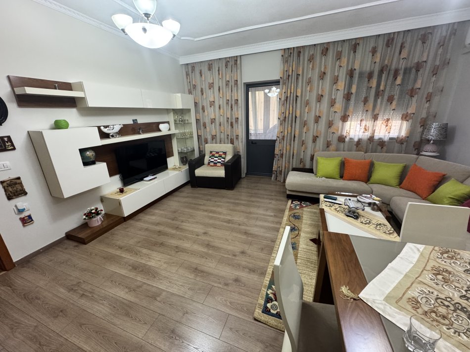 Tirane, jepet me qera apartament 2+1+Ballkon Kati 5, 75 m² 550 € (Rr. Foto Janku pas ish hipotekes, Don Bosko)