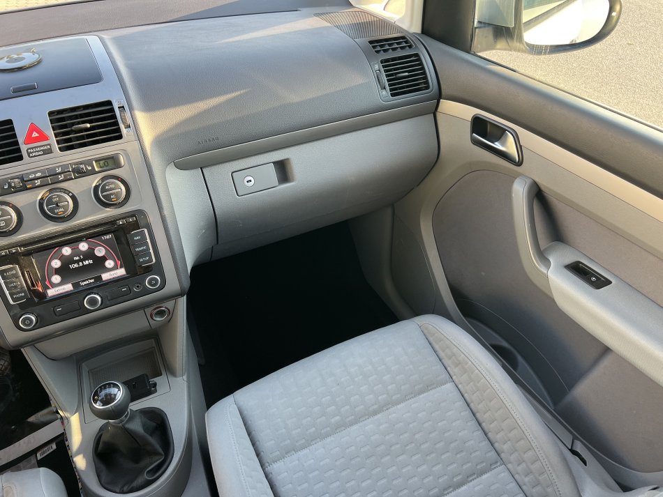 VW TOURAN 1.9 NAFTE 👉 2010 👈 Kambio MANUALE - 5 VENDE 6.000 €