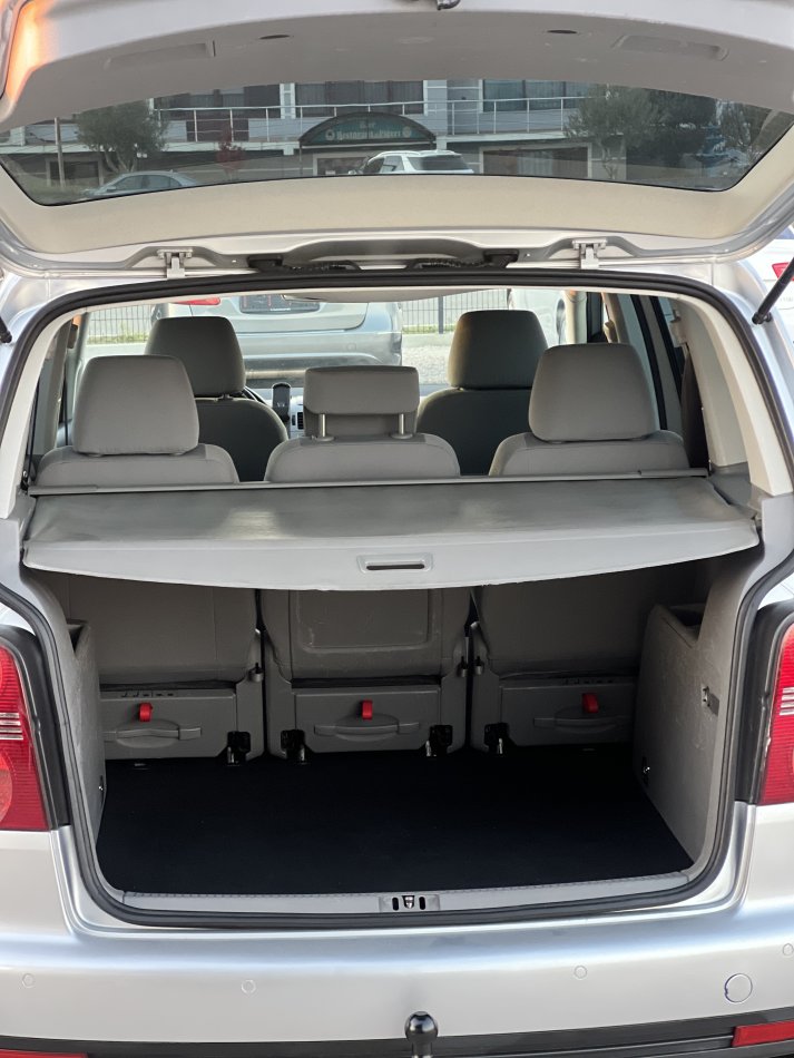 VW TOURAN 1.9 NAFTE 👉 2010 👈 Kambio MANUALE - 5 VENDE 6.000 €