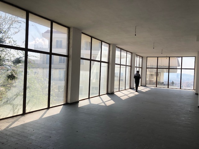 Tirane, shitet ambjent biznesi Kati 0, 190 m² 1.100 Euro/m2 (Rruga kryesore e dajtit)
