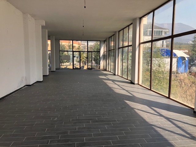 Tirane, shitet ambjent biznesi Kati 0, 190 m² 1.100 Euro/m2 (Rruga kryesore e dajtit)