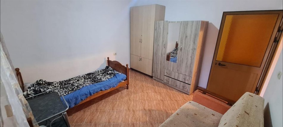 Tirane, jepet me qera shtepi 1+1 Kati 1, 70 m² 300 € (Allias , Rruga Zija Kambo)