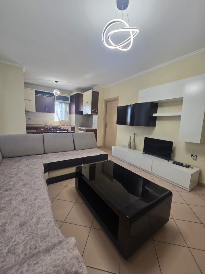 Tirane, jepet me qera apartament 1+1+Ballkon Kati 4, 65 m² 450 € (Selite prane Universiteti Marlin Barleti)