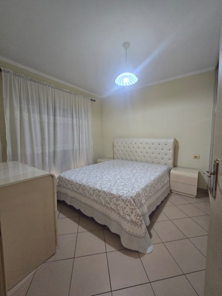 Tirane, jepet me qera apartament 1+1+Ballkon Kati 4, 65 m² 450 € (Selite prane Universiteti Marlin Barleti)