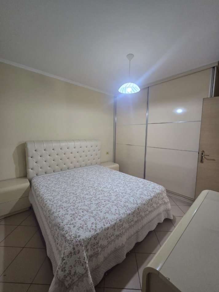 Tirane, jepet me qera apartament 1+1+Ballkon Kati 4, 65 m² 450 € (Selite prane Universiteti Marlin Barleti)