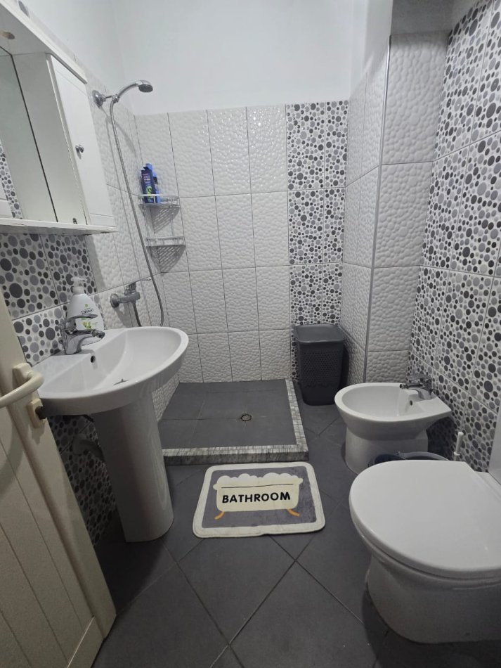 Tirane, jepet me qera apartament 1+1+Ballkon Kati 4, 65 m² 450 € (Selite prane Universiteti Marlin Barleti)