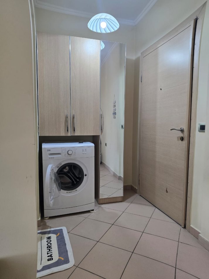 Tirane, jepet me qera apartament 1+1+Ballkon Kati 4, 65 m² 450 € (Selite prane Universiteti Marlin Barleti)