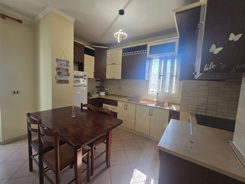 Tirane, jepet me qera apartament 1+1+Ballkon Kati 4, 65 m² 450 € (Selite prane Universiteti Marlin Barleti)