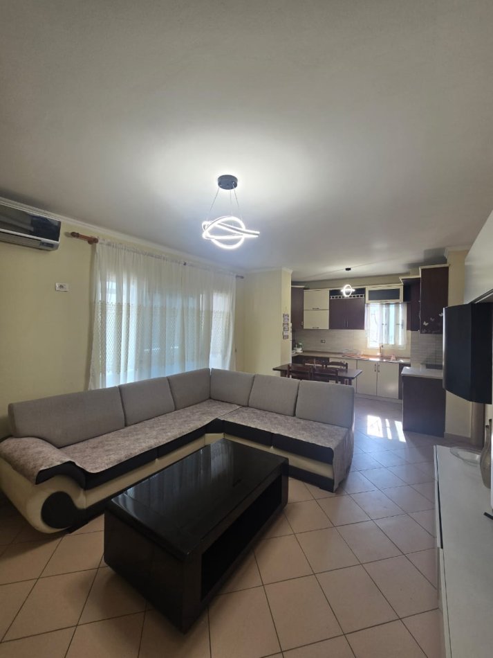 Tirane, jepet me qera apartament 1+1+Ballkon Kati 4, 65 m² 450 € (Selite prane Universiteti Marlin Barleti)