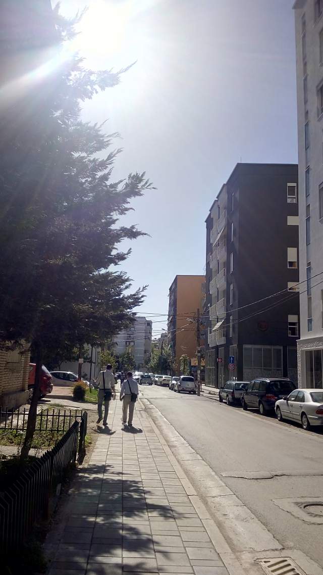 Tirane: Jepet me Qera Ambient Biznesi/Dyqan,i përshtatshëm për veshje, kepucë, shërbime telefonie, exchange, fast-food/grill etj, kati nivel trotuari,pallat i ri, në rr. I.Dollaku afër degëzimit/rrugës së ish-burgut të grave Tiarne