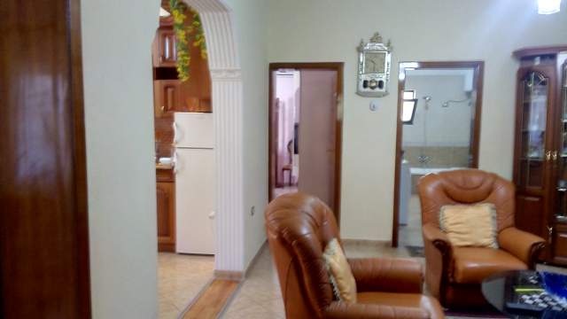 Tirane, Apart/Komplet Kati1 në Vilë / Ndërtes 4-Kat, 160m², kompletuar me objekte reja, Qera 600euro/muaj Rr.Haki Shehu, mbi Fak Ekonomik rreth 150m m