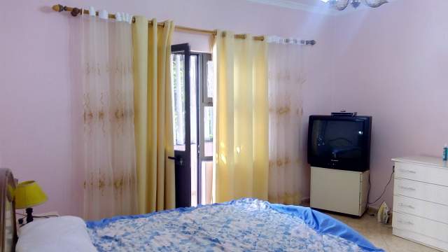 Tirane, Apart/Komplet Kati1 në Vilë / Ndërtes 4-Kat, 160m², kompletuar me objekte reja, Qera 600euro/muaj Rr.Haki Shehu, mbi Fak Ekonomik rreth 150m m