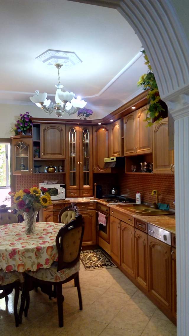 Tirane, Apart/Komplet Kati1 në Vilë / Ndërtes 4-Kat, 160m², kompletuar me objekte reja, Qera 600euro/muaj Rr.Haki Shehu, mbi Fak Ekonomik rreth 150m m