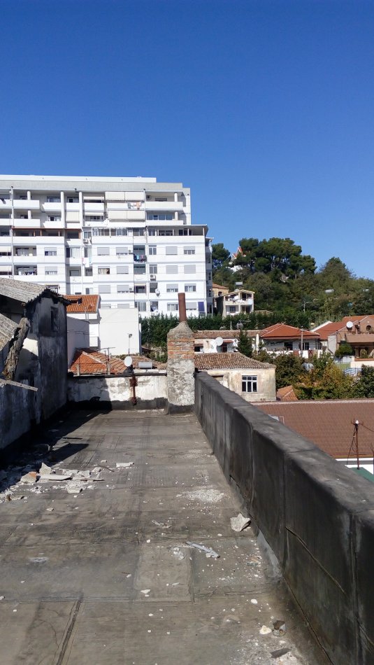Durres, Shitet Okazion! Ndërtes/Shtëpi 3-Katëshe+bodrum, Sip.njollës ndërtesës 131m², sip e ndërtuar 450m²,Cmimi 150'000 euro, në rrugën Sefer Efendiu, 250m nga qendra/Bashkia e Durrsit.
