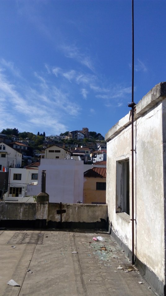 Durres, Shitet Okazion! Ndërtes/Shtëpi 3-Katëshe+bodrum, Sip.njollës ndërtesës 131m², sip e ndërtuar 450m²,Cmimi 150'000 euro, në rrugën Sefer Efendiu, 250m nga qendra/Bashkia e Durrsit.