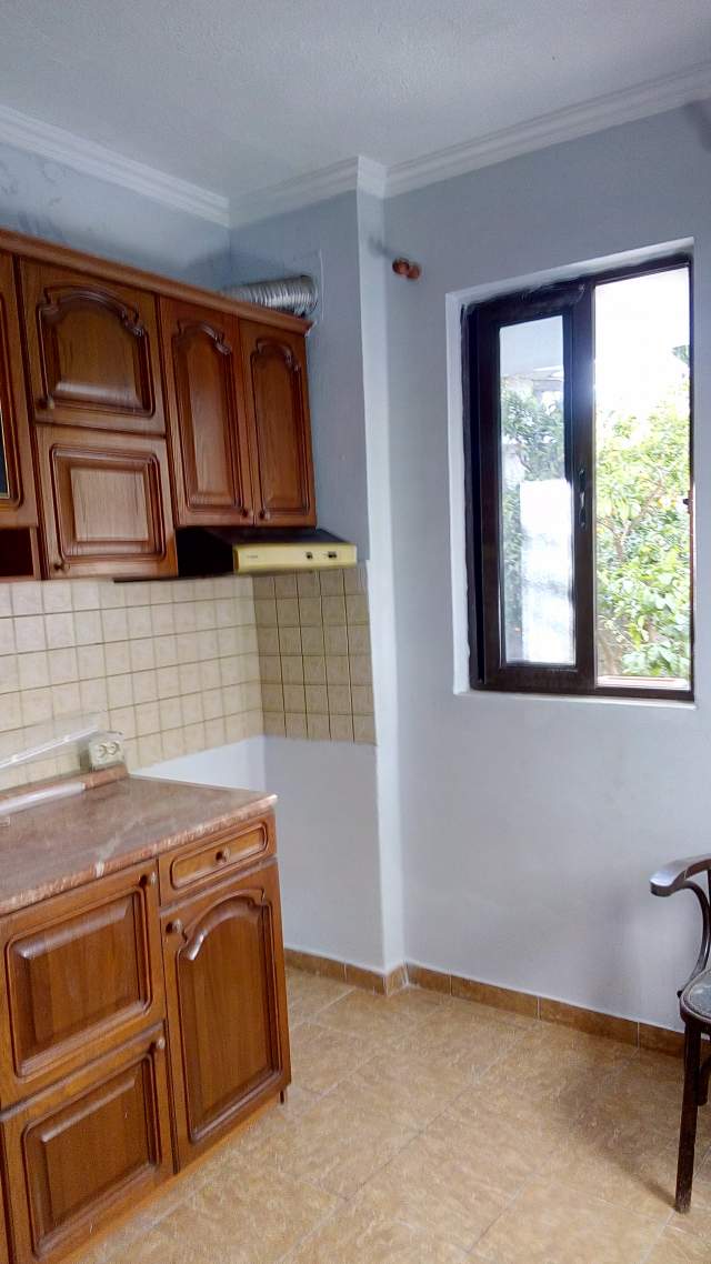 Tirane,Shitet Kati I Shtëpi/Ndërtesë 2-kate,me oborr, tip2+1+kuzhinë+verandë, sip110m², Cmimi 170'000€, në rrugën Ali Visha pranë shkollës 9-Vjeçare O